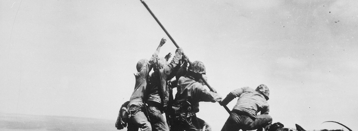 L’alzabandiera delle truppe americane a Iwo Jima